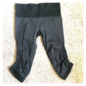 Grey cropped lululemon legging